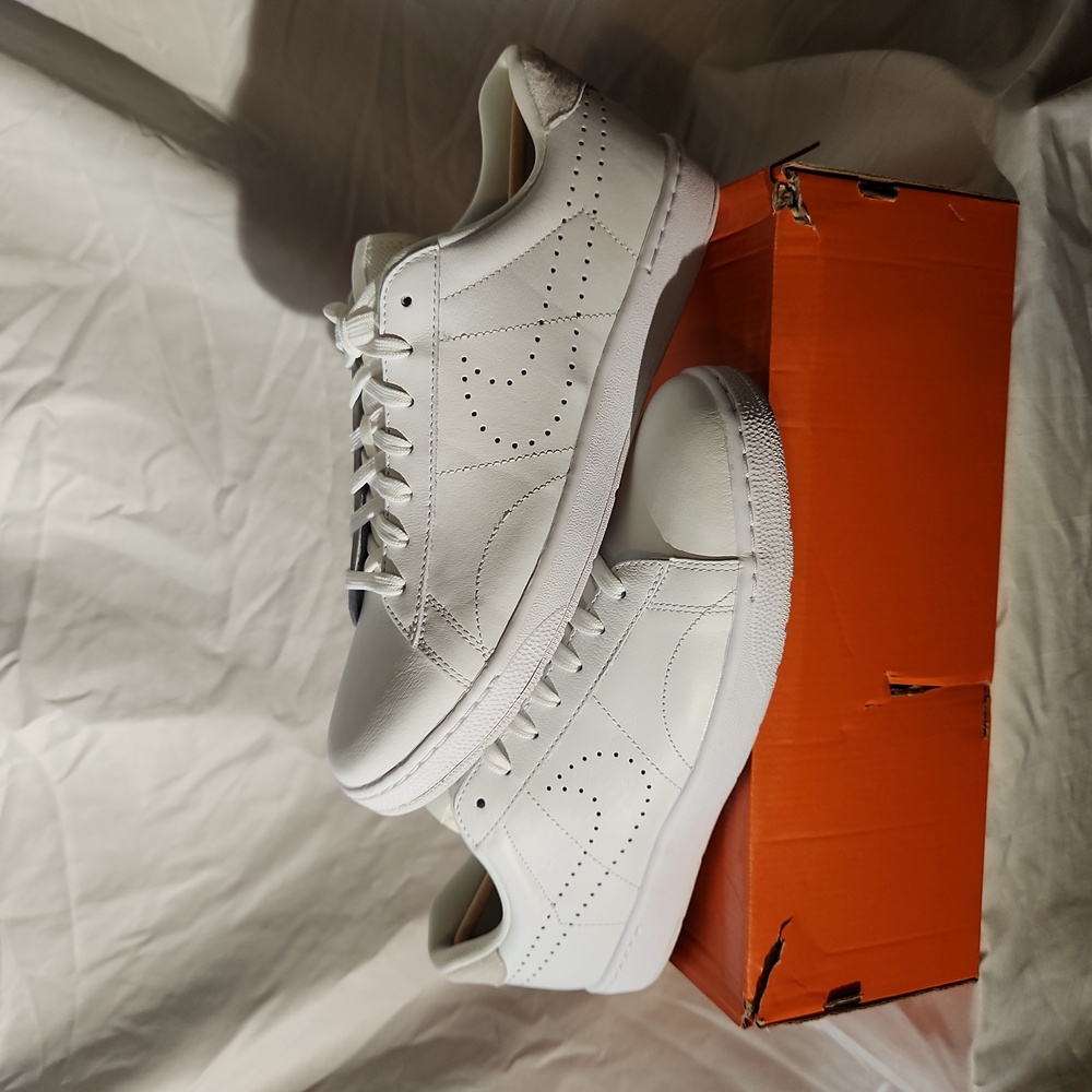 NIKE COURT CLASSICS